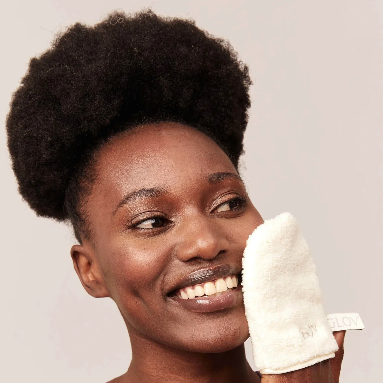 GLOV Water-Only Makeup Removing And Skin Cleansing Mitt - Ivory 4 GLOV Water-Only Makeup Removing And Skin Cleansing Mitt - Ivory - Image 2