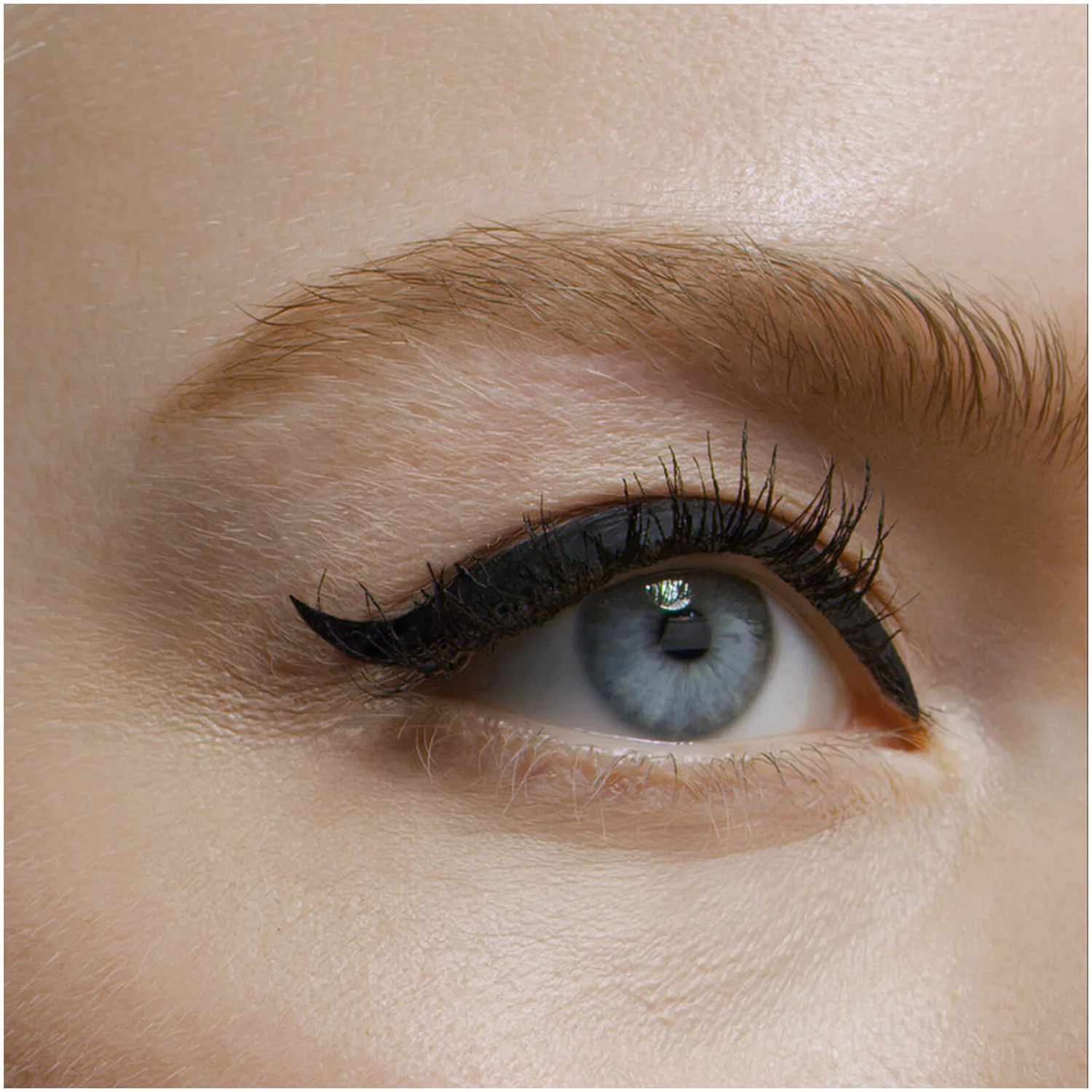 L’Oréal Paris L'Oréal Paris Matte Signature Liquid Eyeliner 3ml (Various Shades) 5 L’Oréal Paris L'Oréal Paris Matte Signature Liquid Eyeliner 3ml (Various Shades) - Image 3