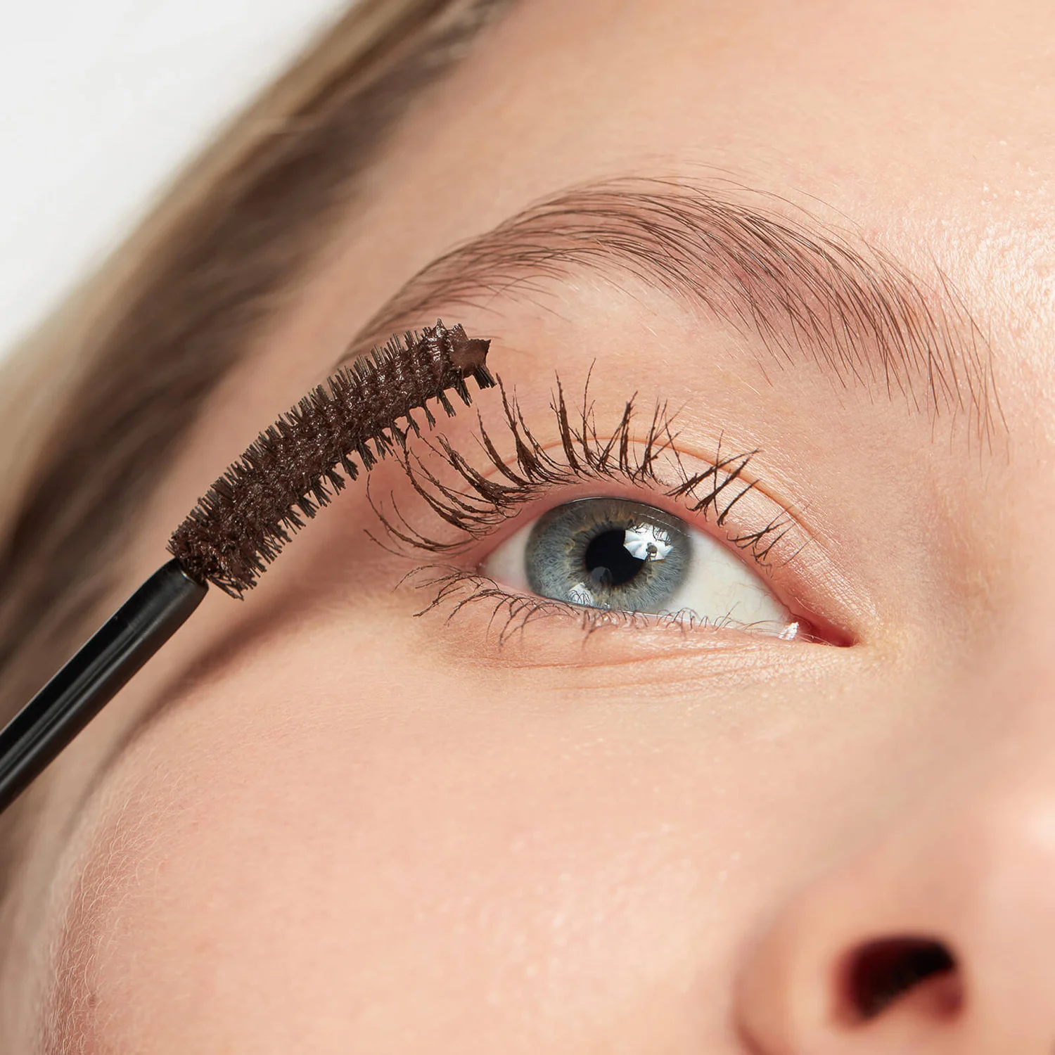 Eyeko Black Magic: Cocoa Edit Mascara - Brown 5 Eyeko Black Magic: Cocoa Edit Mascara - Brown - Image 3